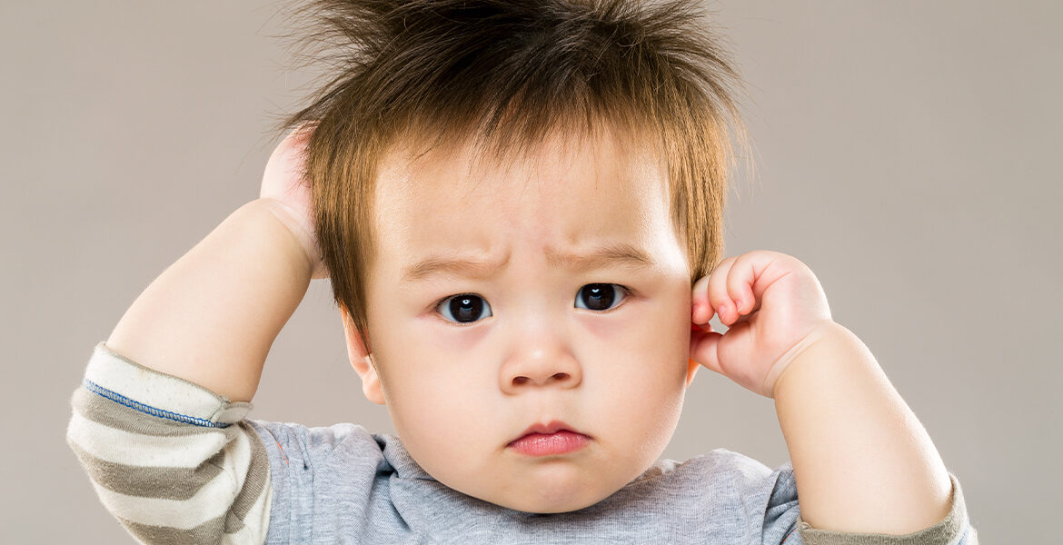 Bébé s’arrache les cheveux